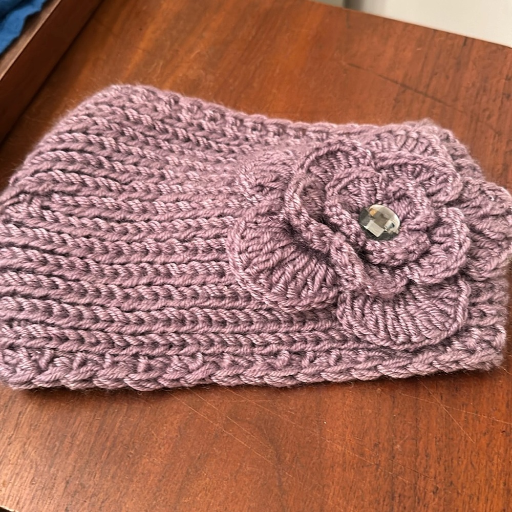 Crochet headband. Gray flower.